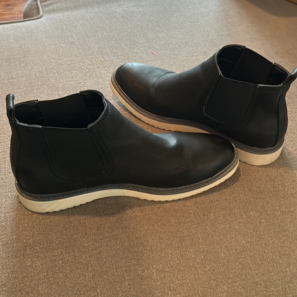 Men’s black Chelsea boot size 8